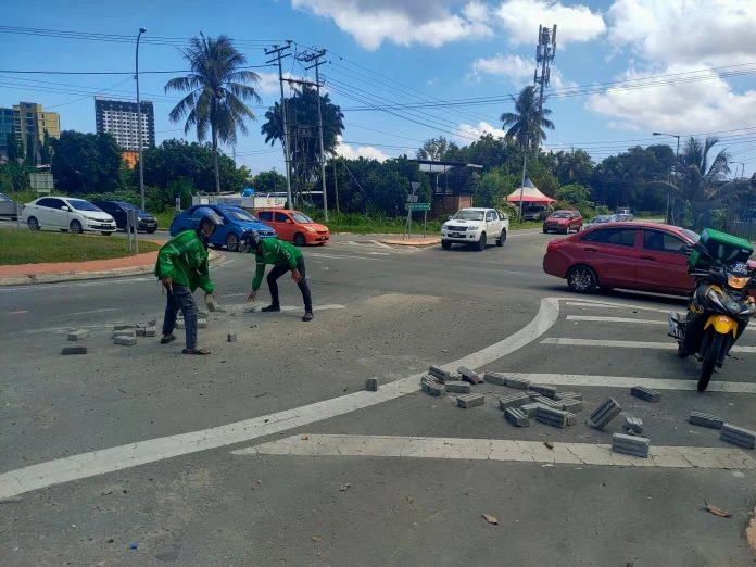 磚塊從羅厘散下車道 送餐員助清理獲贊