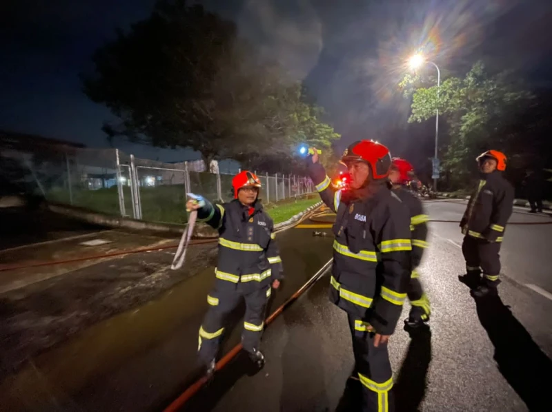 疑地下煤氣輸送管爆炸 大馬1家香菸廠陷火海