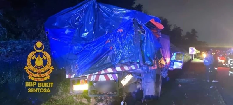 巴士失控撞羅里尾部　釀一死10傷慘劇