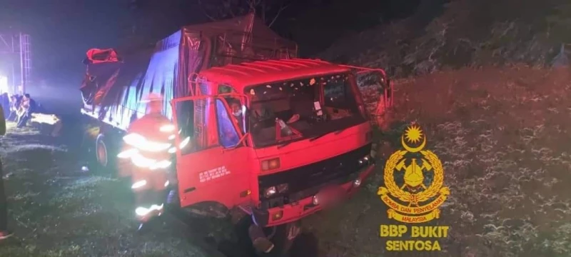 巴士失控撞羅里尾部　釀一死10傷慘劇