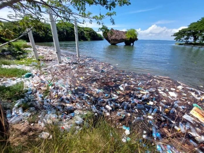 三腳石景點如今垃圾滿地