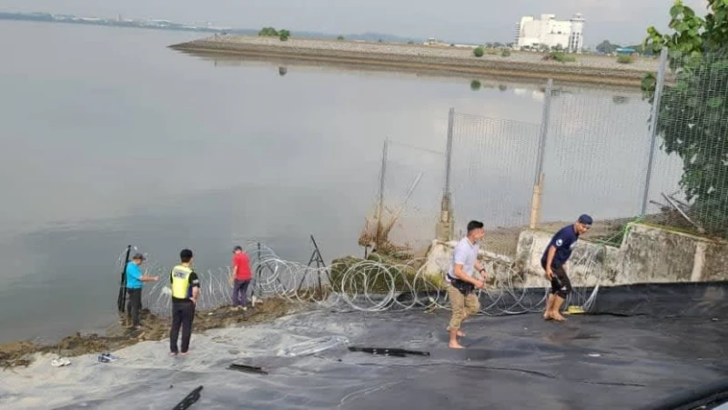 民眾長堤「抄小路」進新山 馬警裝鐵絲網防非法越境