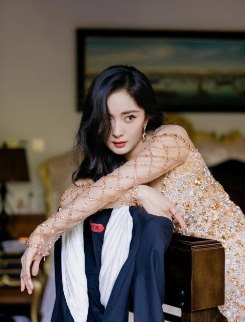 楊冪彎腰穿鞋泄好身材　網驚嘆：這是我能看的嗎？