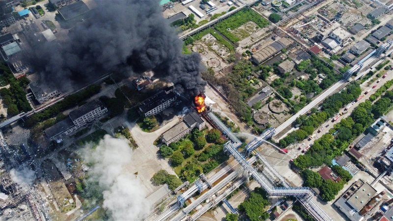 火球沖天　上海石化廠區起火爆炸一人死