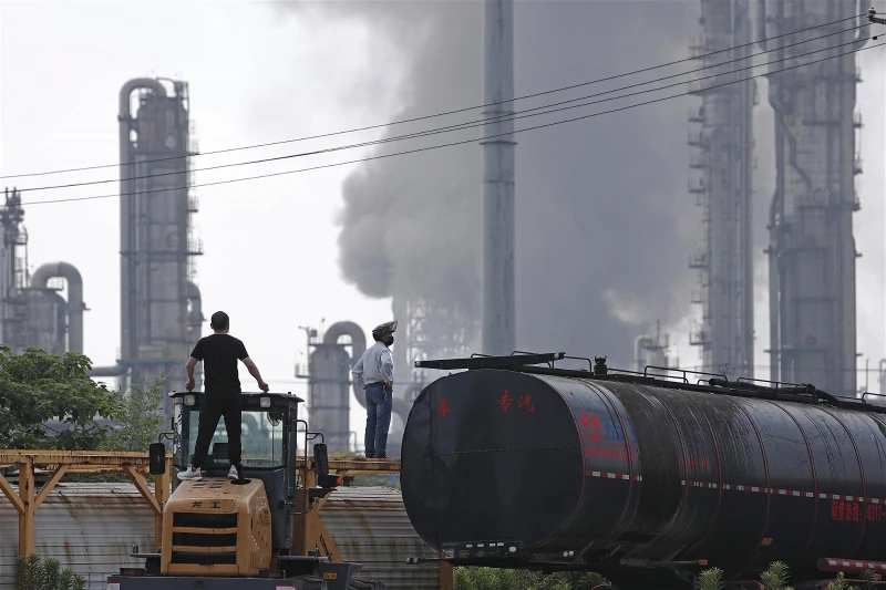火球沖天　上海石化廠區起火爆炸一人死