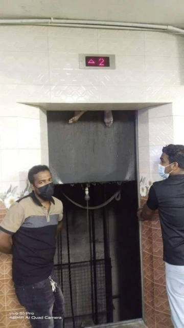 驚悚意外！華青雙腳卡電梯縫隙求救