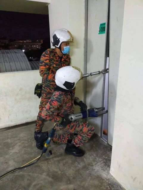 驚悚意外！華青雙腳卡電梯縫隙求救