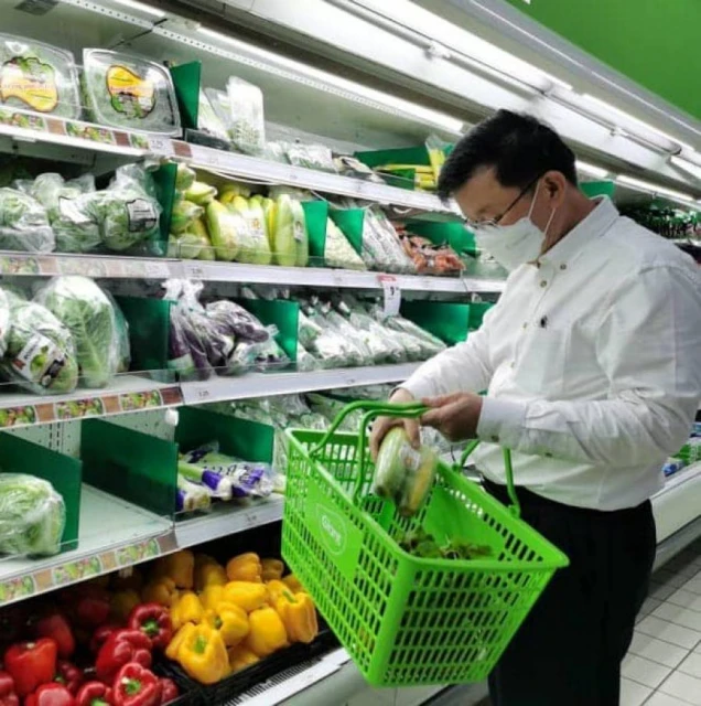 曹觀友忙裡偷閒　為周日父親節大餐做準備