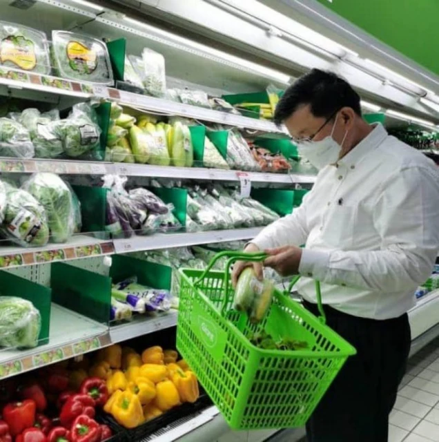 曹觀友忙裡偷閒　為周日父親節大餐做準備