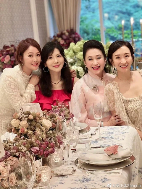 52歲梁小冰赴港姐聚會　被出賣原圖...網驚：差很大！