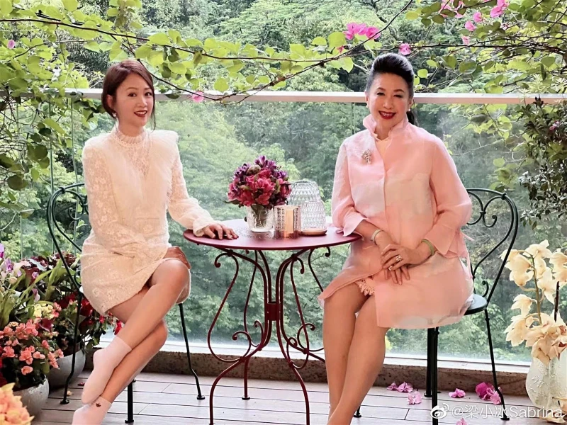 52歲梁小冰赴港姐聚會　被出賣原圖...網驚：差很大！