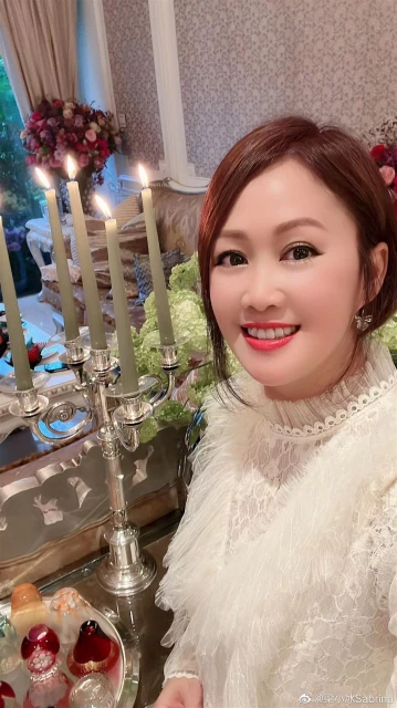 52歲梁小冰赴港姐聚會　被出賣原圖...網驚：差很大！