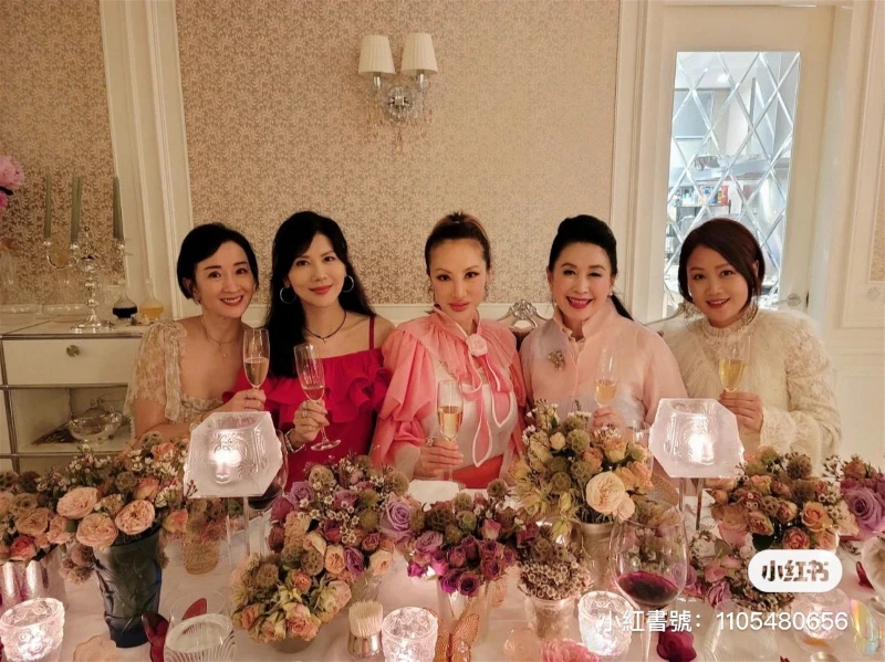 52歲梁小冰赴港姐聚會　被出賣原圖...網驚：差很大！