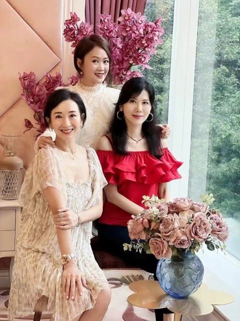 52歲梁小冰赴港姐聚會　被出賣原圖&#8230;網驚：差很大！