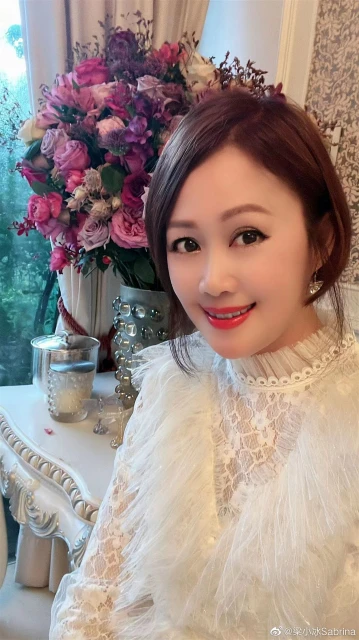 52歲梁小冰赴港姐聚會　被出賣原圖&#8230;網驚：差很大！