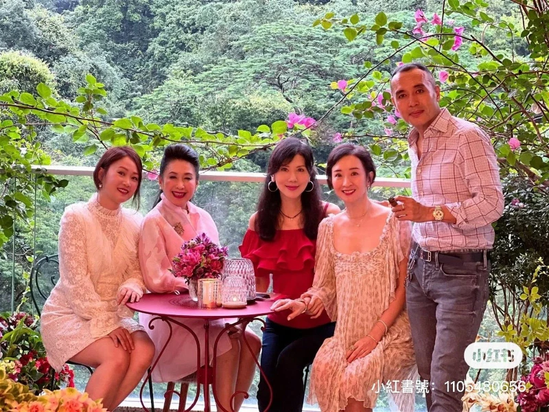 52歲梁小冰赴港姐聚會　被出賣原圖&#8230;網驚：差很大！