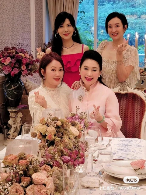 52歲梁小冰赴港姐聚會　被出賣原圖&#8230;網驚：差很大！