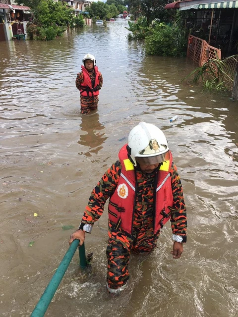怡保下午豪雨多區閃電水災　白蘭園水深4尺車困水中