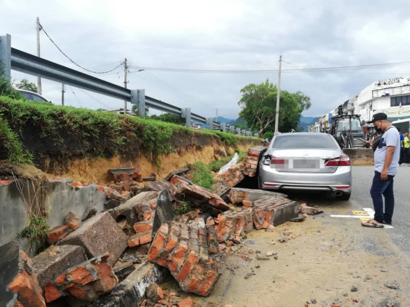 怡保花園南區馬路牆體倒塌壓6車