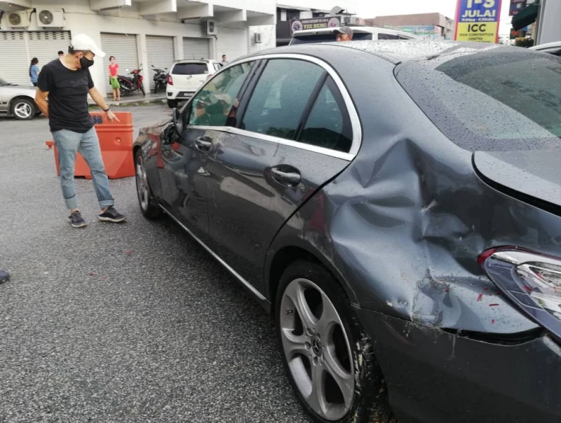 怡保花園南區馬路牆體倒塌壓6車