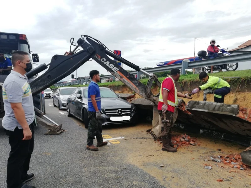怡保花園南區馬路牆體倒塌壓6車