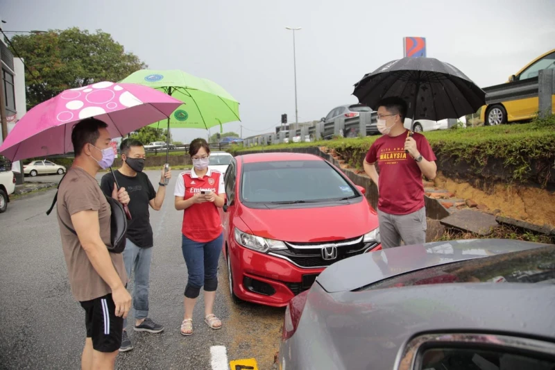 怡保花園南區馬路牆體倒塌壓6車