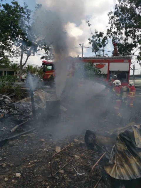 修車廠起火出動21消拯員　3轎車全燒毀