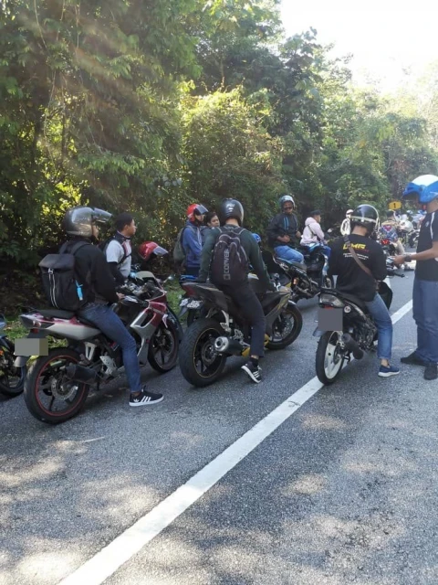 網傳摩哆車隊占南北大道車道　警方設路障開罰單給307騎士