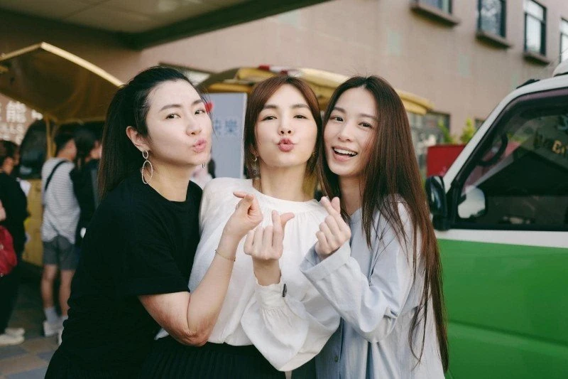 S.H.E合體了！　Selina揪Hebe驚喜現身、壽星Ella秒噴淚