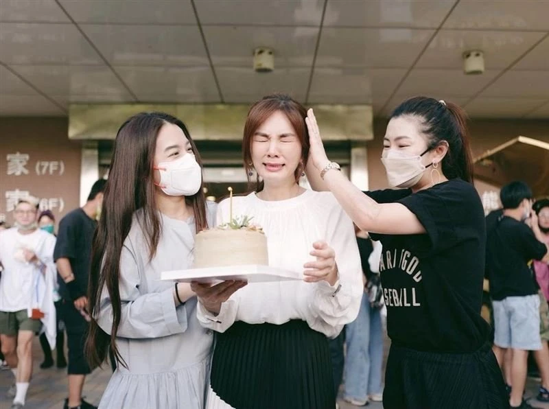 S.H.E合體了！　Selina揪Hebe驚喜現身、壽星Ella秒噴淚