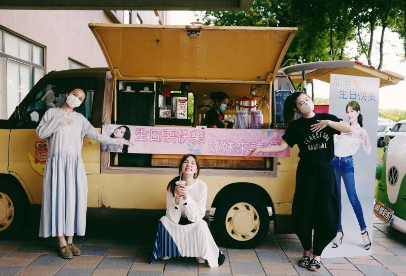 S.H.E合體了！　Selina揪Hebe驚喜現身、壽星Ella秒噴淚