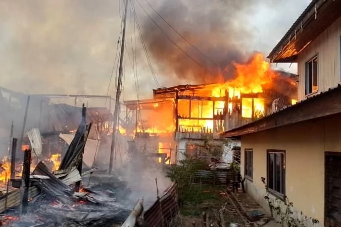 根地咬甘榜大火燬5民宅 30人失家園