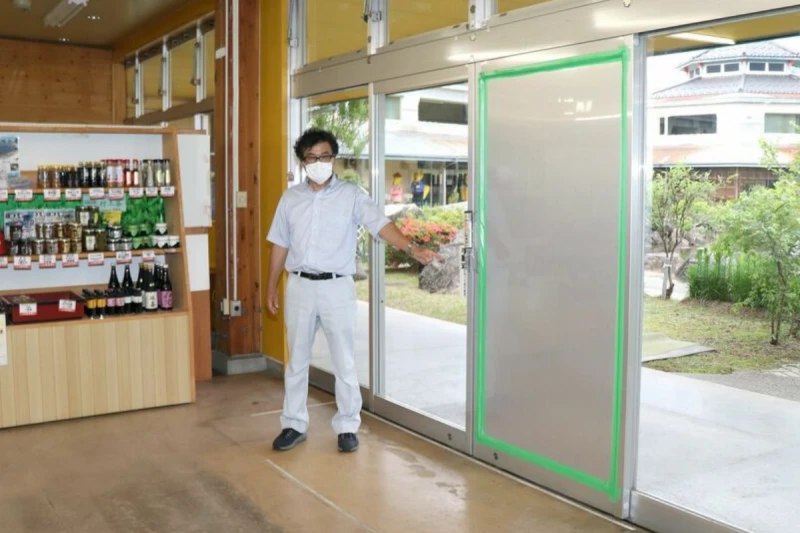 日本道路休息站熊出沒！眾目睽睽下撞破玻璃門闖入店中