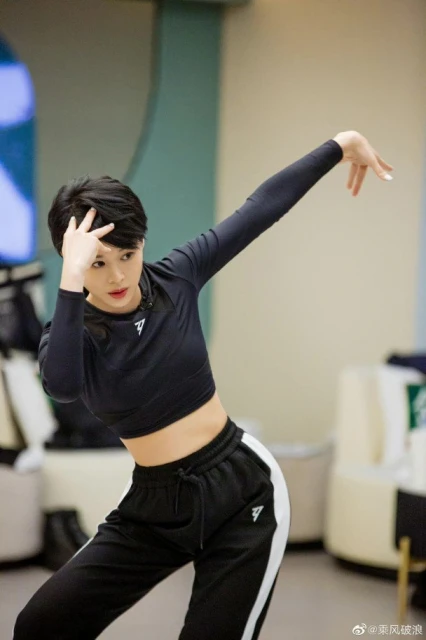 唱跳演繹鄧麗君經典歌　胡杏兒喜感十足似「肥田」