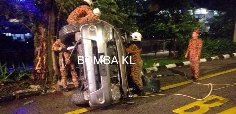 休旅車失控撞樹　司機當場慘死