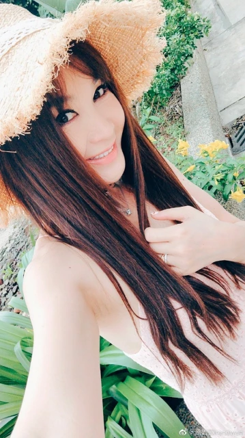 55歲溫碧霞與花爭艷　濾鏡太重手被笑︰綠葉都變白了