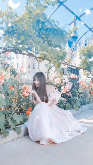 55歲溫碧霞與花爭艷 濾鏡太重手被笑︰綠葉都變白了