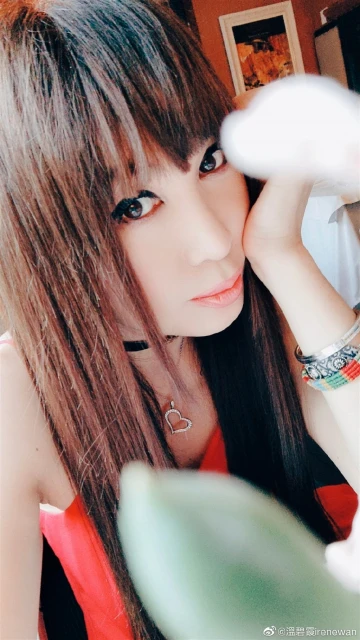 55歲溫碧霞與花爭艷　濾鏡太重手被笑︰綠葉都變白了