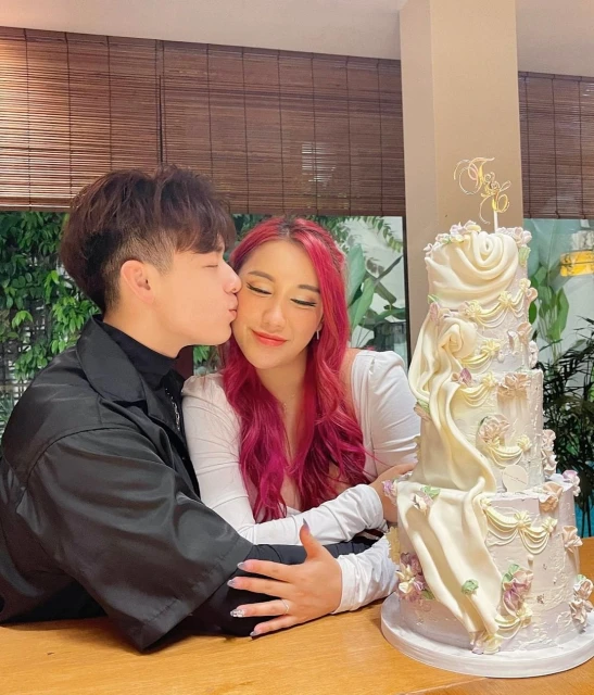 認識兩星期只約會6小時　馬新網紅「秒認定對方」閃電訂婚