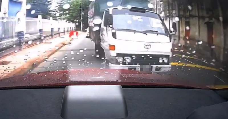 不怕警察不怕罰？　羅里司機警局旁雙線超車還亂罵