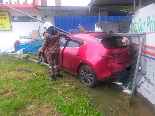 轎車失控撞倒燈柱圍牆 華裔司機虛驚僅輕傷