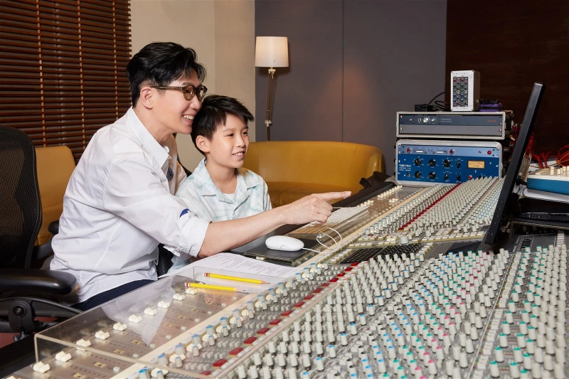 隔3年返家鄉大馬狂吃美食　品冠攜9歲兒子合作公益單曲