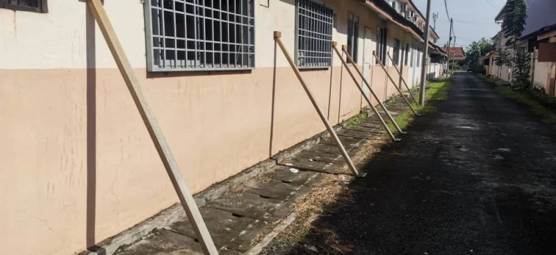 房屋龜裂承包商僅以木條支撐　屋主一家惶恐度日