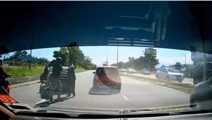 騎士不滿被鳴笛扔石頭　轎車司機攔停推搡