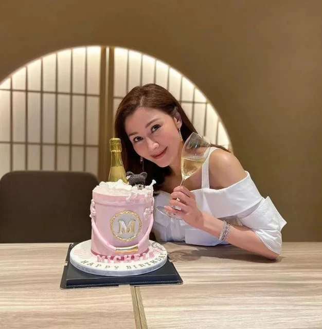 52歲李嘉欣慶生曬美照　網狂贊：像少女！