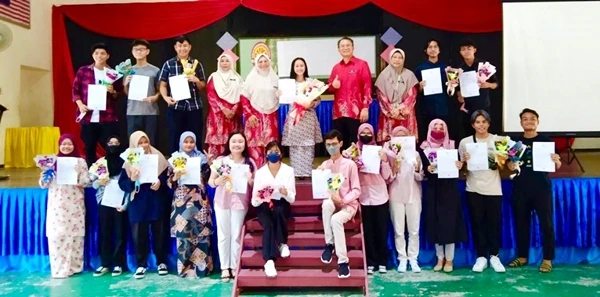 閩班帶中學SPM及格率96.55% 劉惠珍9A+成績最佳