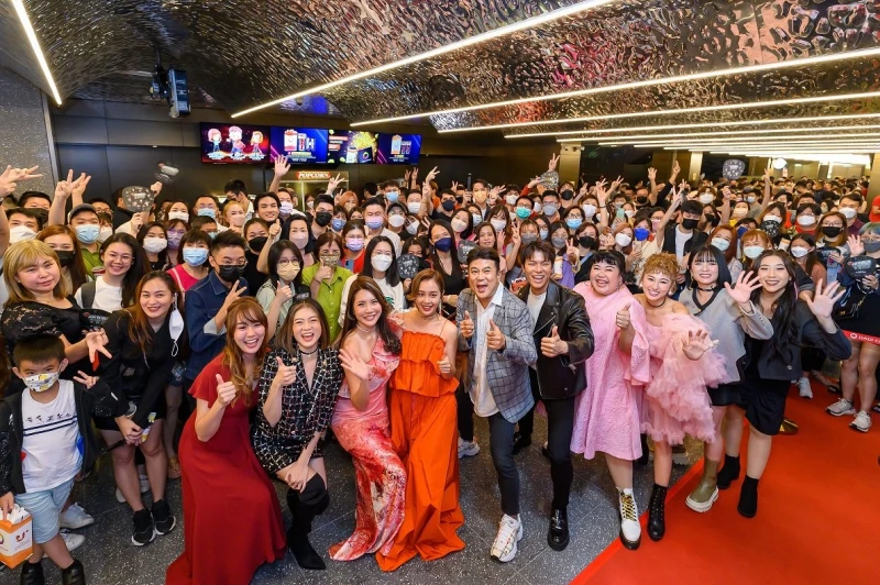 陽光可樂首映禮一字馬搶鏡《女兵外傳2》演員嚇到O嘴