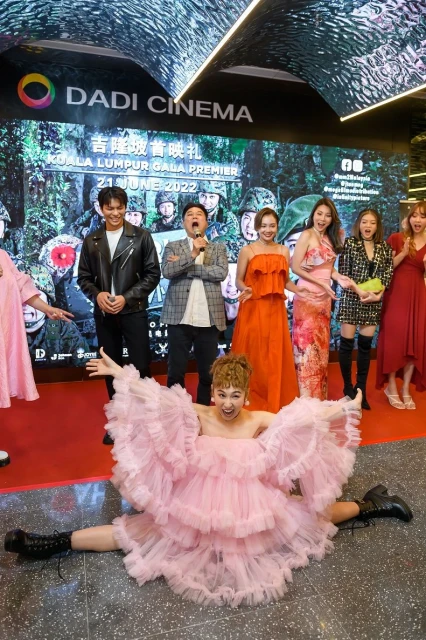 陽光可樂首映禮一字馬搶鏡《女兵外傳2》演員嚇到O嘴