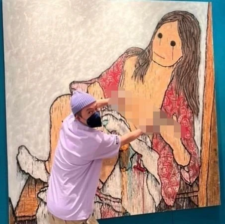 陳冠希對裸女畫「襲胸」　網民諷：希哥還是這樣子