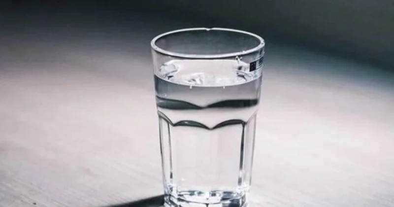 男子用餐後嘔吐要求一杯溫水　經理：廁所有自來水